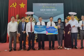 Bộ trưởng Giáo dục và Đào tạo Nguyễn Kim Sơn (thứ 3 từ trái sang) và đại diện Nhà xuất bản Giáo dục Việt Nam trao tặng bộ sách giáo khoa và Tủ sách dùng chung cho tỉnh Gia Lai.