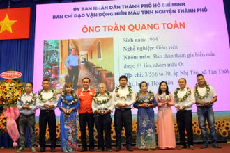 Ban Tổ chức tôn vinh 8 gương ưu tú có thành tích hiến máu nhiều lần được bình chọn tham dự chương trình Lễ Tôn vinh cấp quốc gia. 
