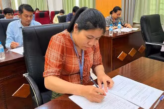 Các thí sinh tại điểm thi trụ sở Sở Y tế Thành phố Hồ Chí Minh tiến hành thi trắc nghiệm, chiều 16/9.