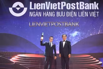 Phó Tổng Giám đốc Nguyễn Quý Chiến đại diện LienVietPostBank nhận giải thưởng.