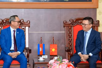 [Ảnh] Tổng Biên tập Báo Nhân Dân Lê Quốc Minh tiếp đoàn Câu lạc bộ các nhà báo Campuchia