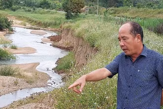 Nhiều đoạn sông Cô (một nhánh sông hợp vào sông Kỳ Lộ) đang tiếp tục ăn sâu vào bờ, bồi lấp đất sản xuất của người dân.