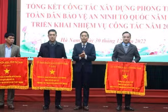 Trao Cờ thi đua xuất sắc của UBND tỉnh cho các tập thể có thành tích xuất sắc trong xây dựng phong trào toàn dân bảo vệ an ninh Tổ quốc năm 2022. 