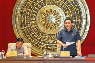Chủ tịch Quốc hội Vương Đình Huệ phát biểu kết luận buổi làm việc với Viện Nghiên cứu lập pháp. (Ảnh Duy Linh)