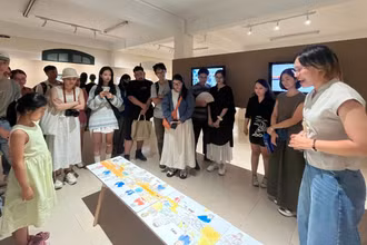 Khách tham quan triển lãm “Chèo Méo” tại Cung Thiếu nhi Hà Nội.