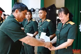 Đại tá Trương Văn Thẩm, Chính ủy Bộ Chỉ huy Quân sự tỉnh Trà Vinh trao quyết định cho các quân nhân tại buổi lễ.