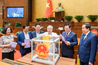 [Ảnh] Quốc hội hoàn thành lấy phiếu tín nhiệm với chức danh do Quốc hội bầu, phê chuẩn
