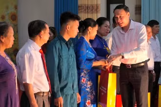 Đồng chí Phùng Khánh Tài tặng quà cho 10 cá nhân tiêu biểu trong phong trào bảo vệ an ninh Tổ quốc phường Ngọc Hà. 