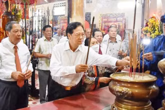 Đồng chí Nguyễn Tấn Dũng, nguyên Ủy viên Bộ Chính trị, nguyên Thủ tướng Chính phủ cùng lãnh đạo tỉnh Kiên Giang thắp hương tưởng niệm Anh hùng dân tộc Nguyễn Trung Trực, ngày 21/9. 