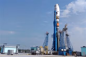 Tên lửa đẩy Soyuz 2.1b mang theo tàu thăm dò Mặt Trăng Luna-25 đặt trên bệ phóng tại sân bay vũ trụ Vostochny, Nga. (Ảnh: AFP/TTXVN)