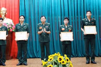 Thiếu tướng Lê Văn Phúc, Phó Tư lệnh Bộ đội Biên phòng trao thưởng các tập thể, cá nhân thuộc Bộ đội Biên phòng tỉnh Điện Biên phá thành công 2 chuyên án ma túy.