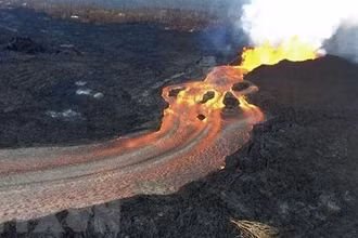 Núi lửa KiLauea trên quần đảo Hawaii phun trào dung nham ngày 11/6/2018. (Ảnh: AFP/TTXVN) 