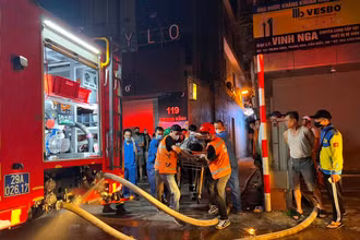 Lực lượng chức năng cứu hộ nạn nhân vụ cháy. (Ảnh: Khắc Hiếu)