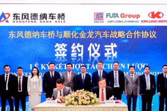 Lãnh đạo các doanh nghiệp Dongfeng dana; Futa group và Kim Long motor tại lễ ký kết.