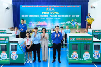 Trao tặng xe phân loại rác cho các trường.