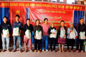 Trưởng Ban Dân vận Tỉnh ủy Đắk Lắk H’Kim Hoa Byă trao tặng quà là nhu yếu phẩm cho các hộ có hoàn cảnh đặc biệt khó khăn tại thôn 14, xã Cư Kbang. 