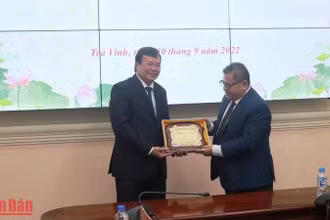 Quốc Vụ khanh Bộ Văn hóa và Nghệ thuật Campuchia Long Ponnasirivath (phải) được lãnh đạo Ủy ban nhân dân tỉnh Trà Vinh trao quà kỷ niệm. 