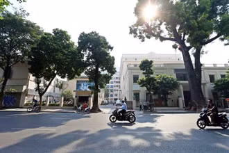 Ga ngầm C9 tuyến đường sắt đô thị số 2, đoạn Nam Thăng Long-Trần Hưng Đạo, nằm dưới đường Đinh Tiên Hoàng, phía trước trụ sở Tổng công ty Điện lực Hà Nội, Tổng công ty Điện lực Miền Bắc và Trụ sở HĐND-UBND TP Hà Nội.