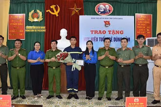 Trao tặng Huy hiệu Tuổi trẻ dũng cảm cho Binh nhì Quan Ngọc Hoàng 