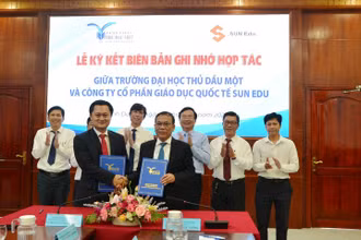 Lãnh đạo hai đơn vị thực hiện ký kết thỏa thuận hợp tác.