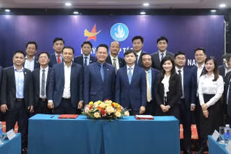Bí thư Trung ương Đoàn, Chủ tịch Hội Liên hiệp Thanh niên Việt Nam Nguyễn Minh Triết, Chủ tịch Hội Doanh nhân Việt Nam Đặng Hồng Anh (thứ 6 và 7 từ phải sang, hàng đầu) cùng đại diện các ban, ngành liên quan tại lễ ký kết.