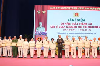 Bộ trưởng Công an Tô Lâm trao Bằng khen Bộ Công an tặng các tập thể, cá nhân xuất sắc.