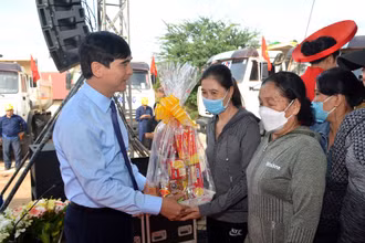 Bí thư Tỉnh ủy Bình Thuận Dương Văn An trao quà cho hộ dân thuộc diện di dời giải tỏa để bàn giao đất xây dựng cầu Văn Thánh. 