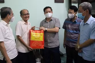 Đồng chí Nguyễn Khắc Thận, Chủ tịch Ủy ban nhân dân tỉnh Thái Bình (đứng giữa) tặng quà gia đình chính sách nhân dịp 27/7.