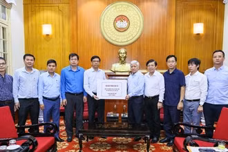 Chủ tịch UBTƯ MTTQ Việt Nam Đỗ Văn Chiến tiếp nhận ủng hộ từ Bộ Giao thông vận tải. (Ảnh: mattran.org.vn)