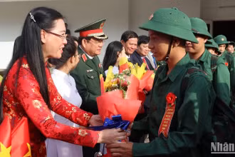 Bí thư Tỉnh ủy Quảng Ngãi Bùi Thị Quỳnh Vân tặng hoa, động viên tân binh thành phố Quảng Ngãi lên đường nhập ngũ. 