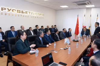 Đại sứ Đặng Minh Khôi trò chuyện với nhân viên Rusvietpetro.