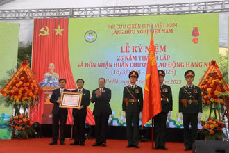 Thừa ủy quyền của Chủ tịch nước, Thượng tướng Bế Xuân Trường trao Huân chương Lao động hạng Nhì tặng Làng Hữu nghị Việt Nam. 
