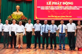 Các thành viên Ban Tổ chức Giải Báo chí về xây dựng Đảng tỉnh chụp ảnh lưu niệm với các sở, ban liên quan.