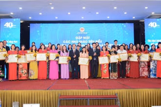 Bộ trưởng Giáo dục và Đào tạo Nguyễn Kim Sơn đã tặng Bằng khen cho 400 nhà giáo và cán bộ quản lý tiêu biểu, xuất sắc.
