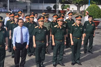 Đoàn công tác tưởng niệm tại tượng 3 chiến sĩ gang thép. 