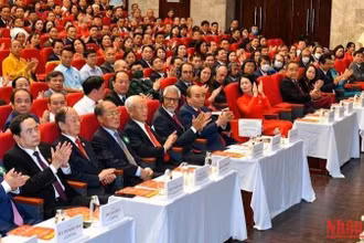 Chủ tịch nước Nguyễn Xuân Phúc cùng các đồng chí lãnh đạo, nguyên lãnh đạo Đảng, Nhà nước cùng đại diện các tổ chức nước ngoài, khách mời quốc tế tại đại hội.