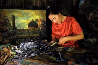 Họa sĩ Trần Thanh Thục tạo nhiều bức tranh về Hà Nội từ chất liệu vải. (Ảnh LÊ BÍCH)