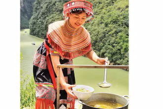 Nguyên nấu phở gà đen mời dân làng Thín Ngài tại hẻm vực Tu Sản.