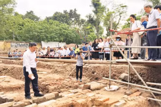 Các nhà khoa học khảo sát hố khai quật khảo cổ tại Hoàng thành Thăng Long.