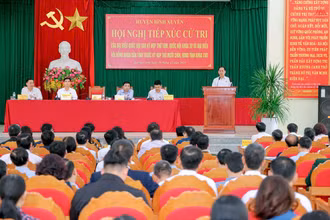 Phó Thủ tướng Bùi Thanh Sơn và các đại biểu tiếp xúc cử tri tại huyện Bình Xuyên. 