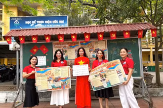 Phụ san báo Nhân Dân trên bảng tin Trường THPT Kim Ngọc.