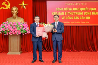 Bí thư Tỉnh ủy Dương Văn An trao Quyết định của Ban Bí thư chuẩn y chức vụ Phó Bí thư Tỉnh ủy cho đồng chí Bùi Huy Vĩnh.