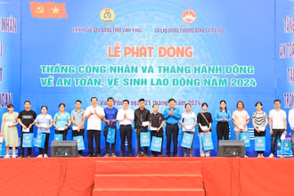 Lãnh đạo tỉnh Vĩnh Phúc tặng quà cho công nhân bị tai nạn lao động.