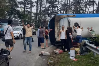 Người dân hỗ trợ cứu người bị nạn.