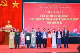 Lãnh đạo Tỉnh ủy Vĩnh Phúc và Quân khu 2 trao giải A cho các tác giả. 