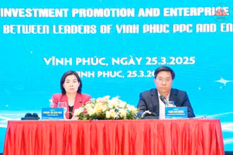 Lãnh đạo Ủy ban nhân dân tỉnh Vĩnh Phúc chủ trì cuộc đối thoại.