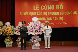 Thượng tướng Trần Quốc Tỏ trao quyết định điều động và bổ nhiệm Đại tá Thân Văn Hải.