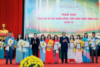 Phó Bí thư Thường trực Tỉnh ủy Bùi Huy Vĩnh, Trưởng Ban Tuyên giáo Tỉnh ủy Nguyễn Tuấn Khanh trao giải B Giải Báo chí về xây dựng Đảng tỉnh Vĩnh Phúc năm 2024.