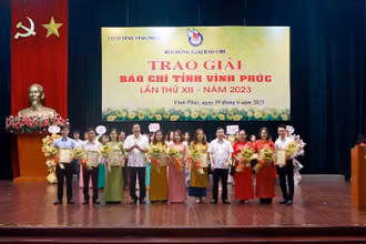 Các đồng chí lãnh đạo tỉnh trao giải A cho các tác giả.