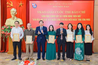 Trao giải A cuộc thi "Văn hóa, du lịch, xây dựng Làng văn hóa kiểu mẫu" tỉnh Vĩnh Phúc.